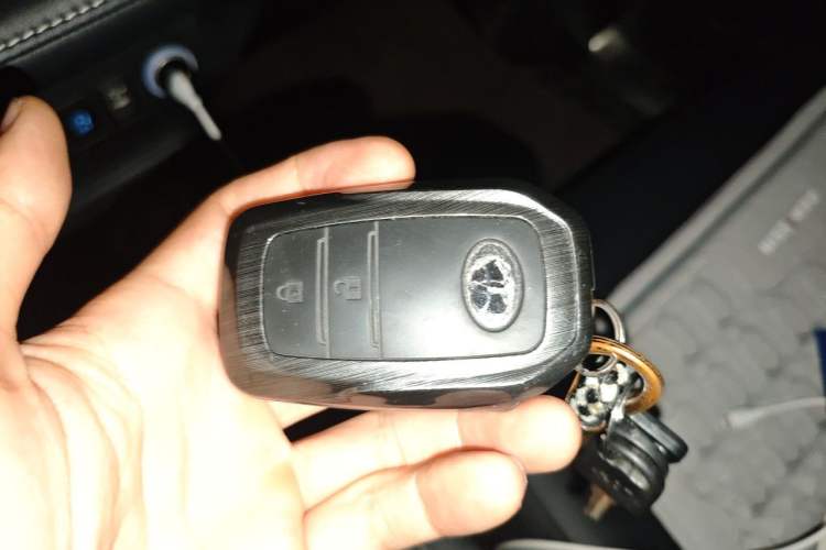 Used Toyota RAV4 2016 2.0L CVT Two-Wheel Drive Fashion Edition China V Standard Vehicle Key