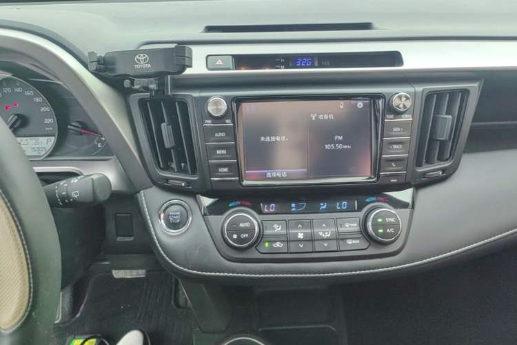 Used Toyota RAV4 2016 2.0L CVT Two-Wheel Drive Fashion Edition China V Standard Audio And AC Panel