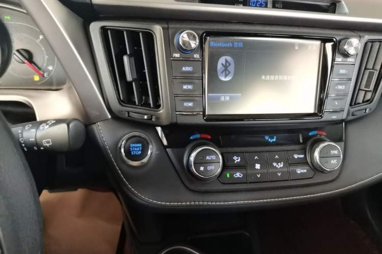 Used Toyota RAV4 2016 2.0L CVT Two-Wheel Drive Fashion Edition China V Standard Audio And AC Panel