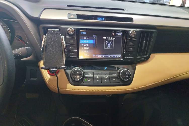 Used Toyota RAV4 2016 2.0L CVT Two-Wheel Drive Fashion Edition China V Standard Audio And AC Panel