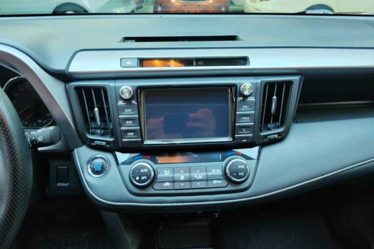 Used Toyota RAV4 2016 2.0L CVT 4x4 New Edition China V Standard Audio And AC Panel