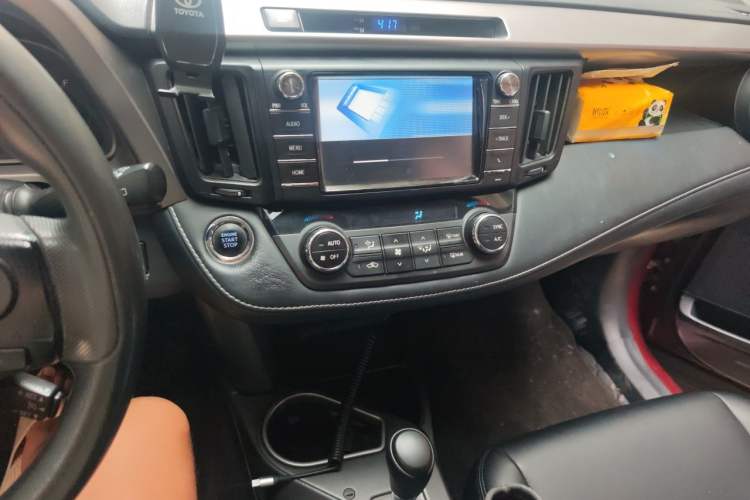 Used Toyota RAV4 2016 2.0L CVT Two-Wheel Drive Fashion Edition China V Standard Audio And AC Panel