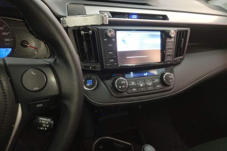 Used Toyota RAV4 2016 2.0L CVT Two-Wheel Drive Comfort Edition China V Standard Audio And AC Panel