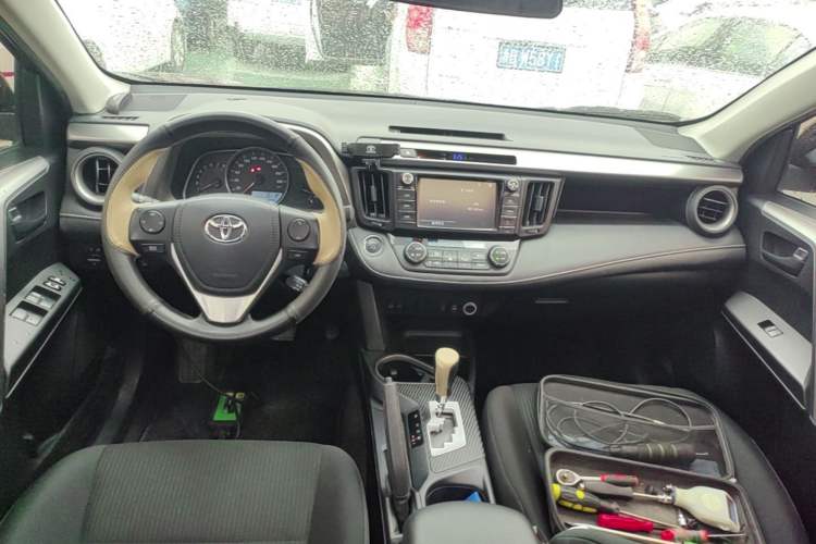 Used Toyota RAV4 2016 2.0L CVT Two-Wheel Drive Fashion Edition China V Standard Center Console