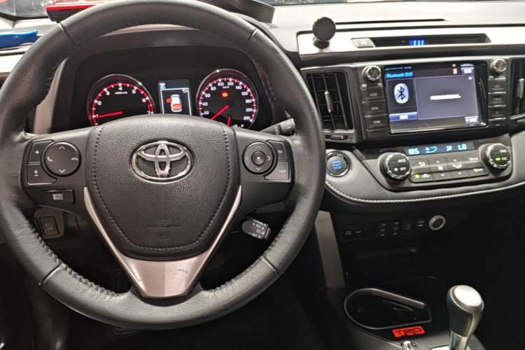 Used Toyota RAV4 2016 2.0L CVT Two-Wheel Drive Smart Edition China V Standard Center Console