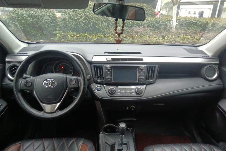 Used Toyota RAV4 2016 2.0L CVT Two-Wheel Drive Fashion Edition China V Standard Center Console
