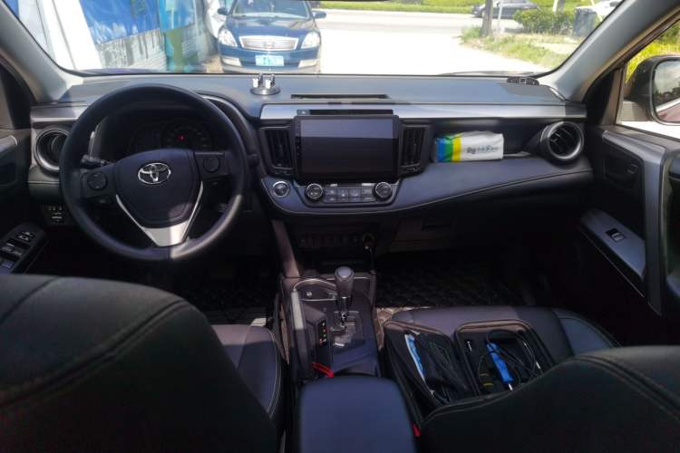 Used Toyota RAV4 2016 2.0L CVT Two-Wheel Drive Fashion Edition China V Standard Center Console