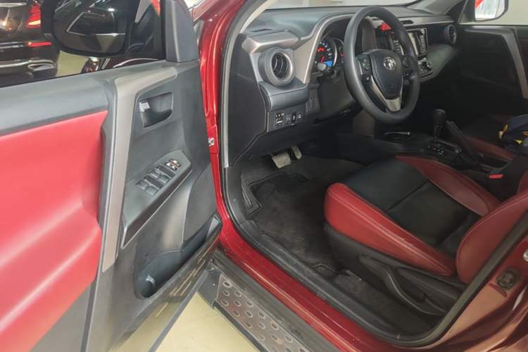 Used Toyota RAV4 2016 2.0L CVT Two-Wheel Drive Fashion Edition China V Standard Driver Seat