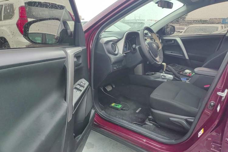 Used Toyota RAV4 2016 2.0L CVT Two-Wheel Drive Fashion Edition China V Standard Driver Seat