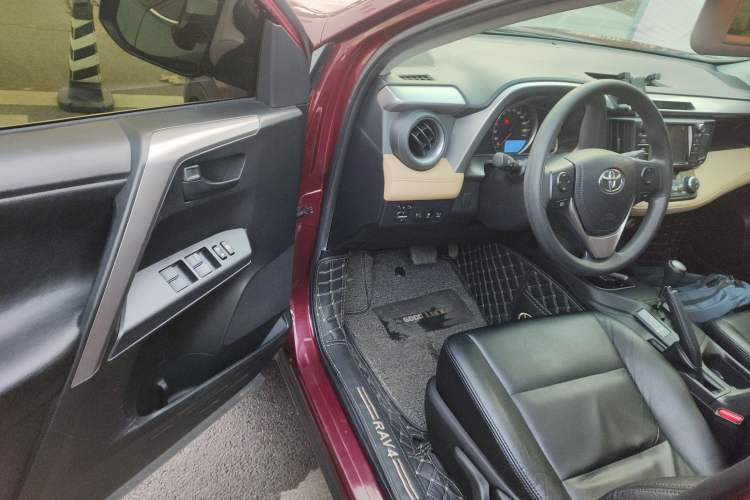 Used Toyota RAV4 2016 2.0L CVT Two-Wheel Drive Fashion Edition China V Standard Driver Seat