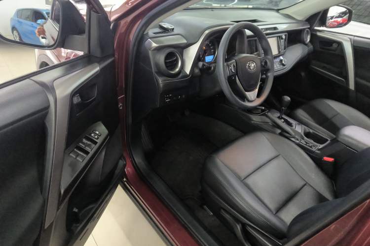 Used Toyota RAV4 2016 2.0L CVT Two-Wheel Drive Fashion Edition China V Standard Driver Seat