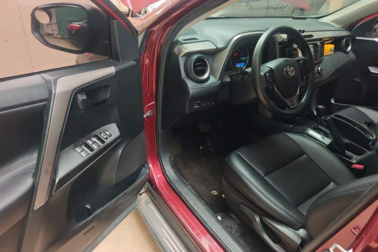 Used Toyota RAV4 2016 2.0L CVT Two-Wheel Drive Fashion Edition China V Standard Driver Seat