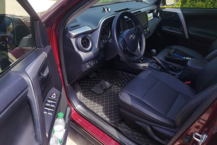 Used Toyota RAV4 2016 2.0L CVT Two-Wheel Drive Fashion Edition China V Standard Driver Seat