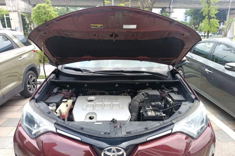 Used Toyota RAV4 2016 2.0L CVT Two-Wheel Drive Fashion Edition China V Standard Engine Bay