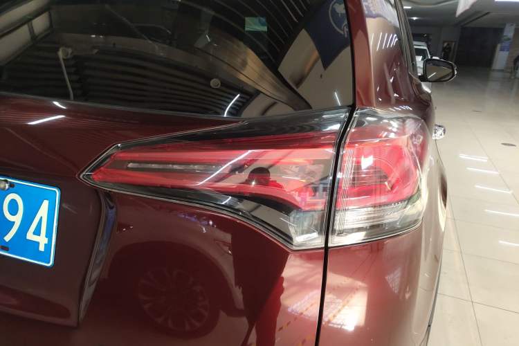 Used Toyota RAV4 2016 2.0L CVT Two-Wheel Drive Comfort Edition China V Standard Exterior 3