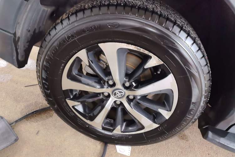 Used Toyota RAV4 2016 2.0L CVT Two-Wheel Drive Fashion Edition China V Standard Exterior 3