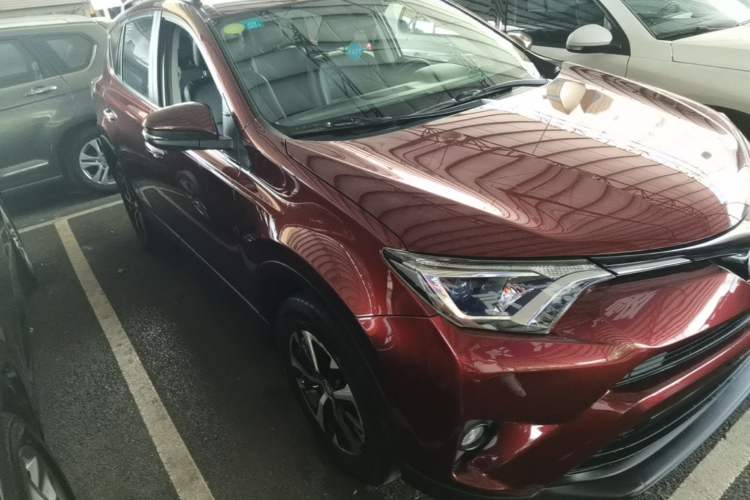 Used Toyota RAV4 2016 2.0L CVT Two-Wheel Drive Fashion Edition China V Standard Front Right 45 Deg