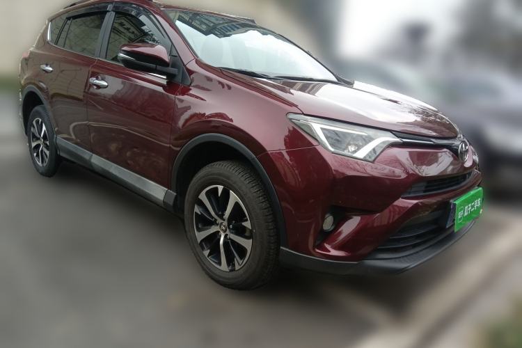 Used Toyota RAV4 2016 2.0L CVT Two-Wheel Drive Fashion Edition China V Standard Front Right 45 Deg