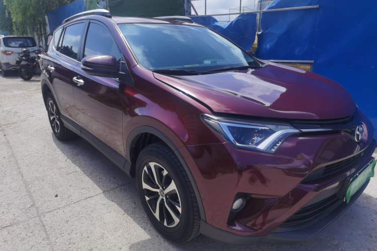 Used Toyota RAV4 2016 2.0L CVT Two-Wheel Drive Fashion Edition China V Standard Front Right 45 Deg