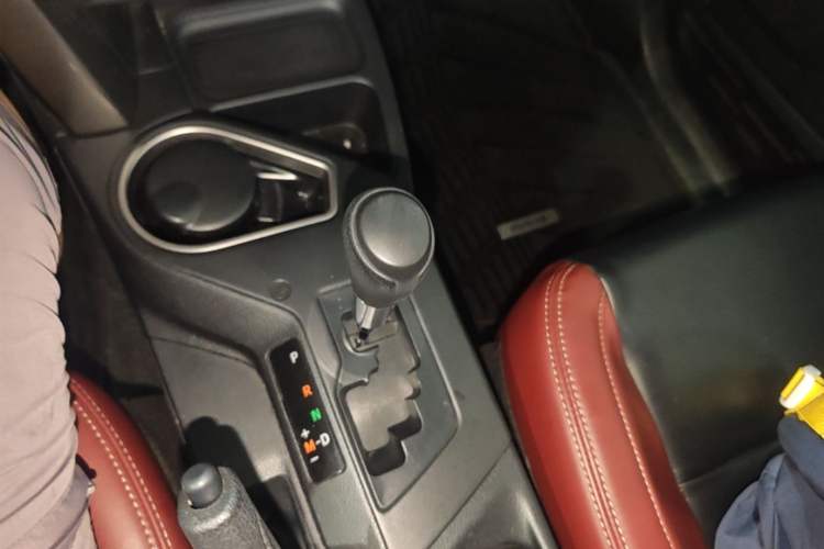 Used Toyota RAV4 2016 2.0L CVT Two-Wheel Drive Fashion Edition China V Standard Gear Lever