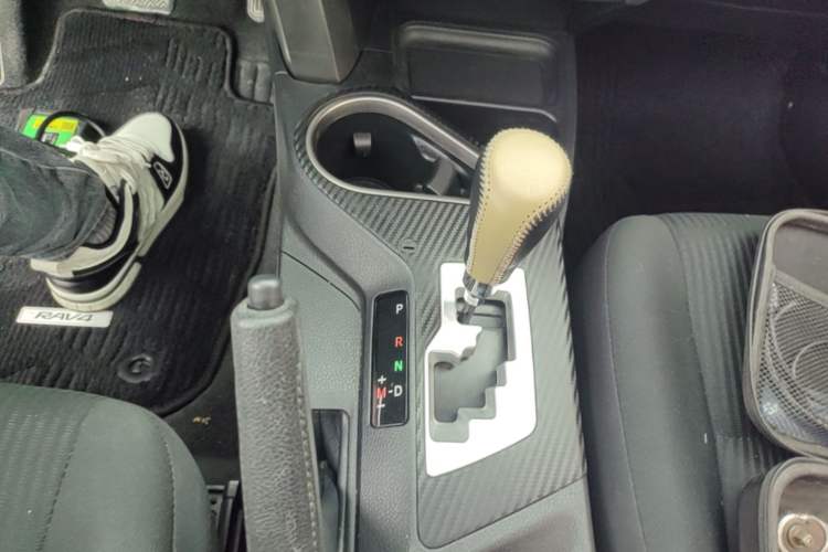 Used Toyota RAV4 2016 2.0L CVT Two-Wheel Drive Fashion Edition China V Standard Gear Lever