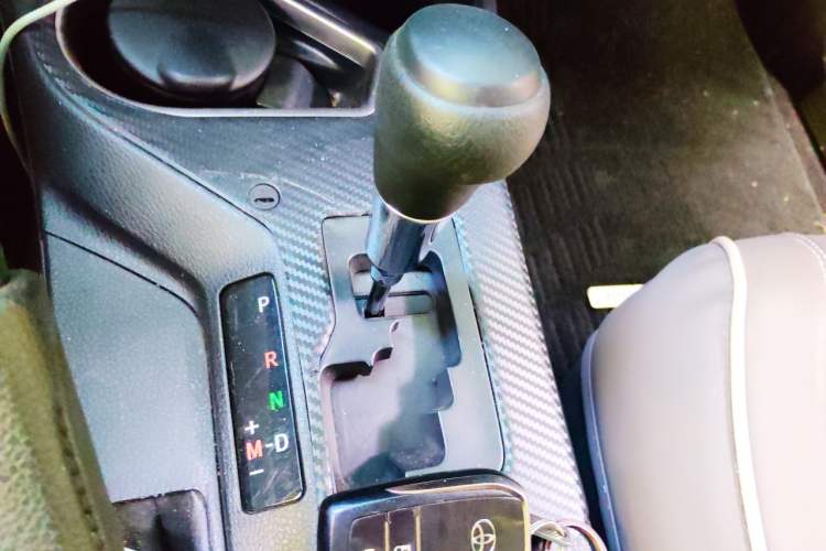Used Toyota RAV4 2016 2.0L CVT Two-Wheel Drive Fashion Edition China V Standard Gear Lever