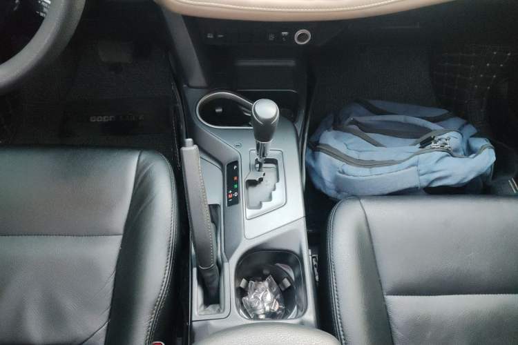 Used Toyota RAV4 2016 2.0L CVT Two-Wheel Drive Fashion Edition China V Standard Gear Lever