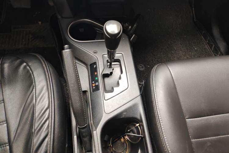 Used Toyota RAV4 2016 2.0L CVT Two-Wheel Drive Urban Edition China V Standard Gear Lever