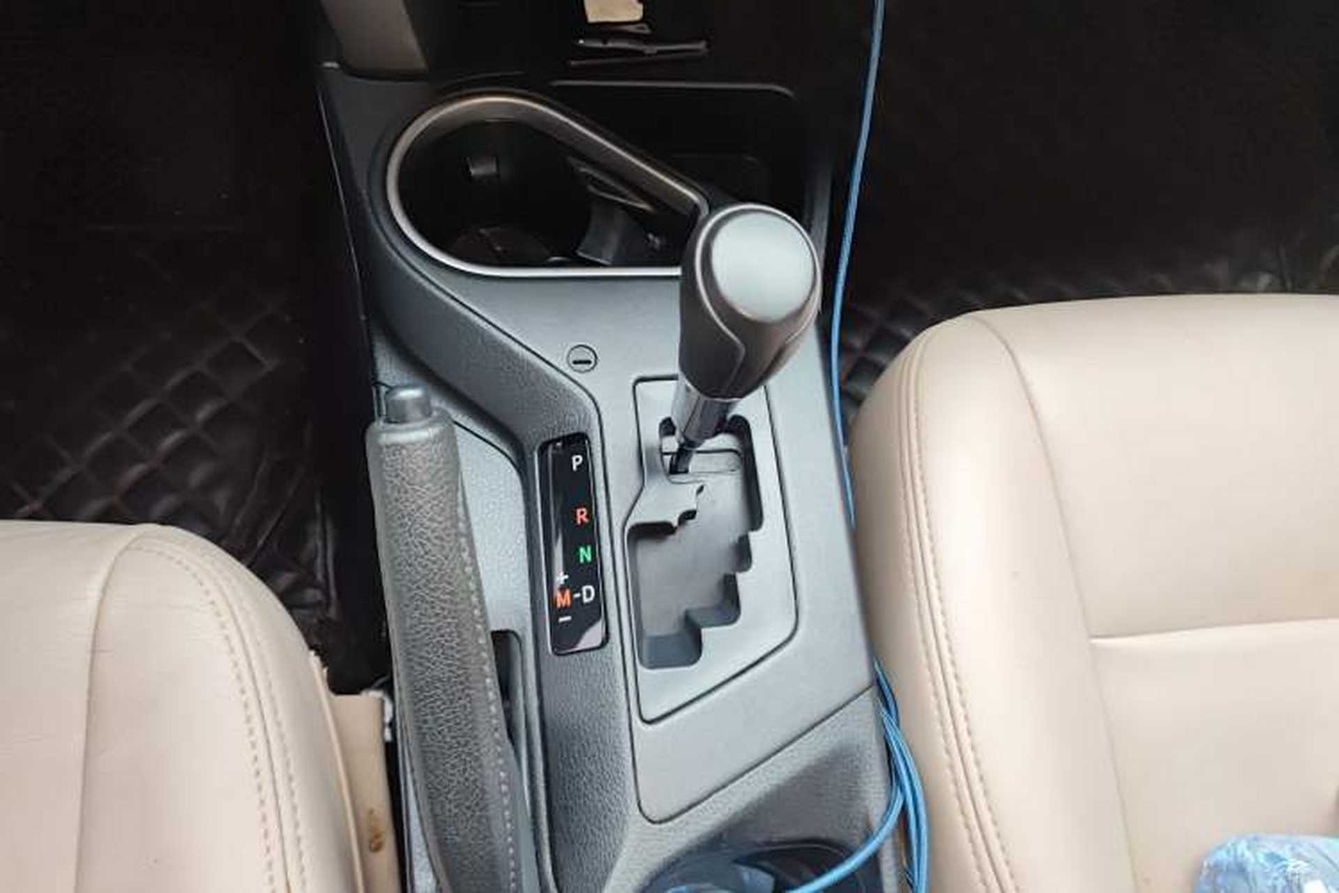 Used Toyota RAV4 2016 2.0L CVT Two-Wheel Drive Urban Edition China V Standard Gear Lever