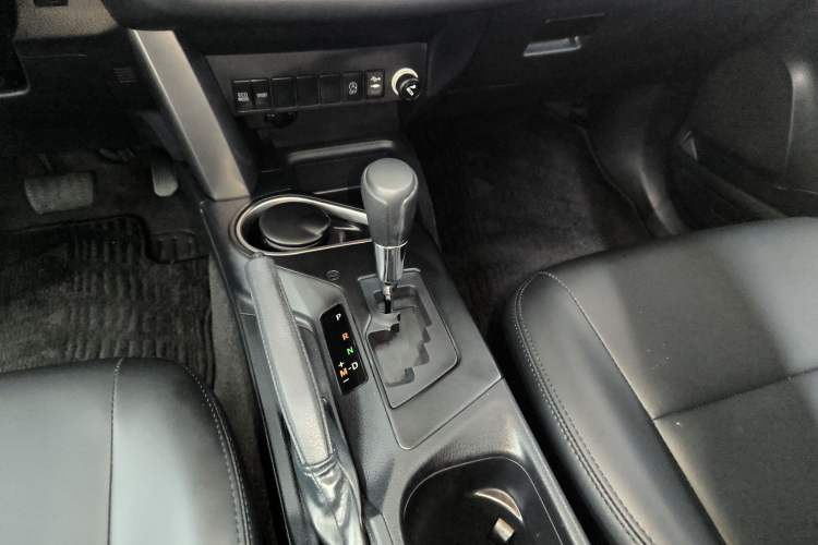 Used Toyota RAV4 2016 2.0L CVT Two-Wheel Drive Fashion Edition China V Standard Gear Lever