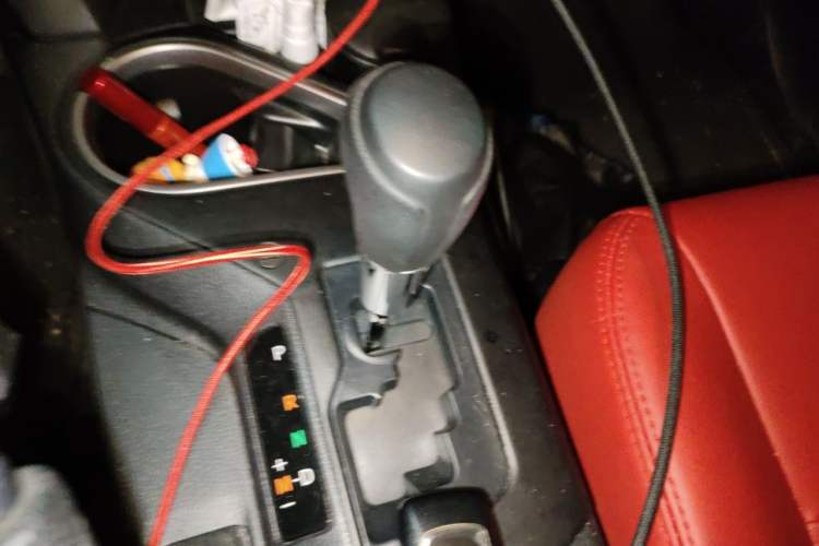 Used Toyota RAV4 2016 2.0L CVT Two-Wheel Drive Fashion Edition China V Standard Gear Lever