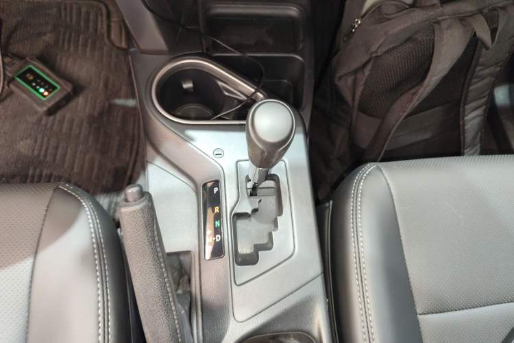 Used Toyota RAV4 2016 2.0L CVT Two-Wheel Drive Fashion Edition China V Standard Gear Lever