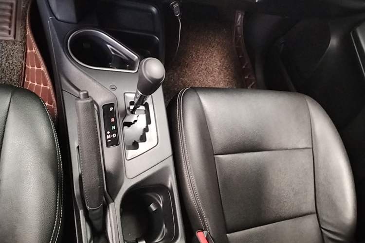 Used Toyota RAV4 2016 2.0L CVT Two-Wheel Drive Comfort Edition China V Standard Gear Lever