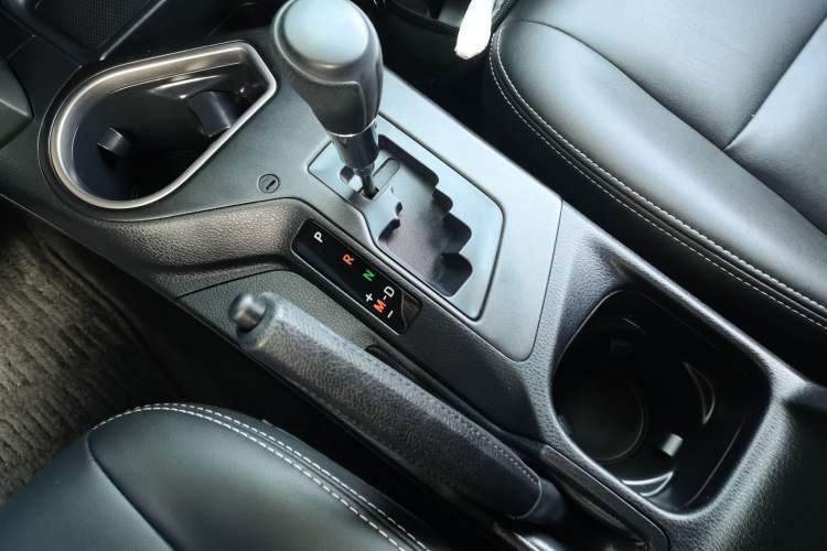 Used Toyota RAV4 2016 2.0L CVT Two-Wheel Drive Fashion Edition China V Standard Gear Lever