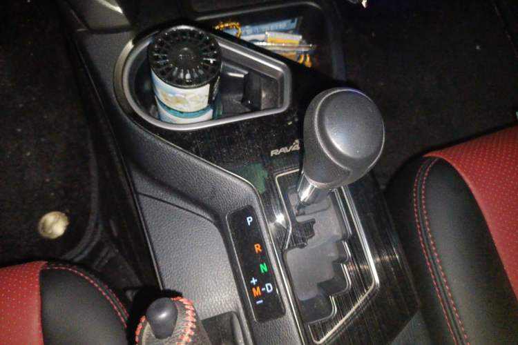 Used Toyota RAV4 2016 2.0L CVT Two-Wheel Drive Fashion Edition China V Standard Gear Lever