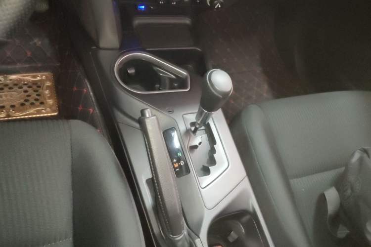 Used Toyota RAV4 2016 2.0L CVT Two-Wheel Drive Comfort Edition China V Standard Gear Lever
