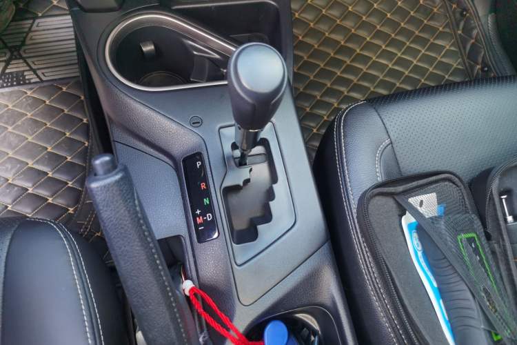 Used Toyota RAV4 2016 2.0L CVT Two-Wheel Drive Fashion Edition China V Standard Gear Lever