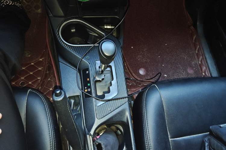 Used Toyota RAV4 2016 2.0L CVT Two-Wheel Drive Fashion Edition China V Standard Gear Lever