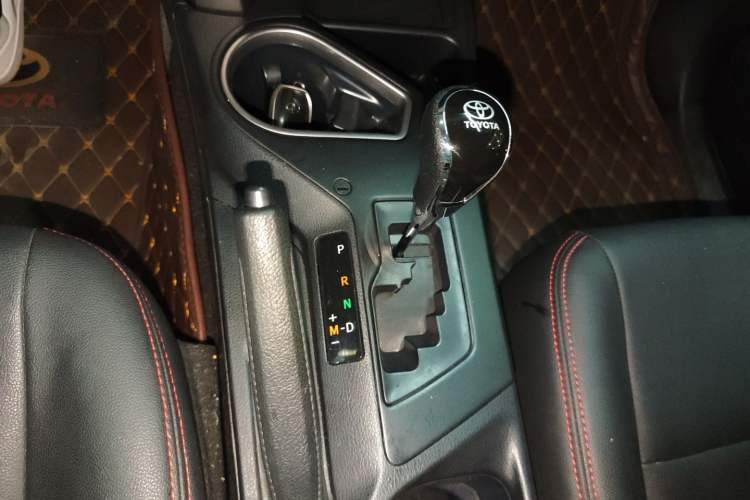 Used Toyota RAV4 2016 2.0L CVT Two-Wheel Drive Fashion Edition China V Standard Gear Lever