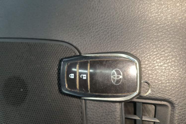 Used Toyota RAV4 2016 2.0L CVT Two-Wheel Drive Fashion Edition China V Standard Interior 1