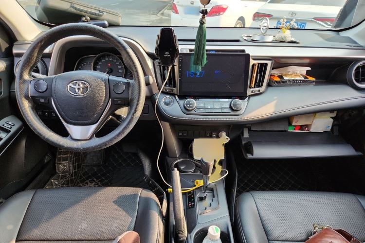 Used Toyota RAV4 2016 2.0L CVT Two-Wheel Drive Fashion Edition China V Standard Interior 2