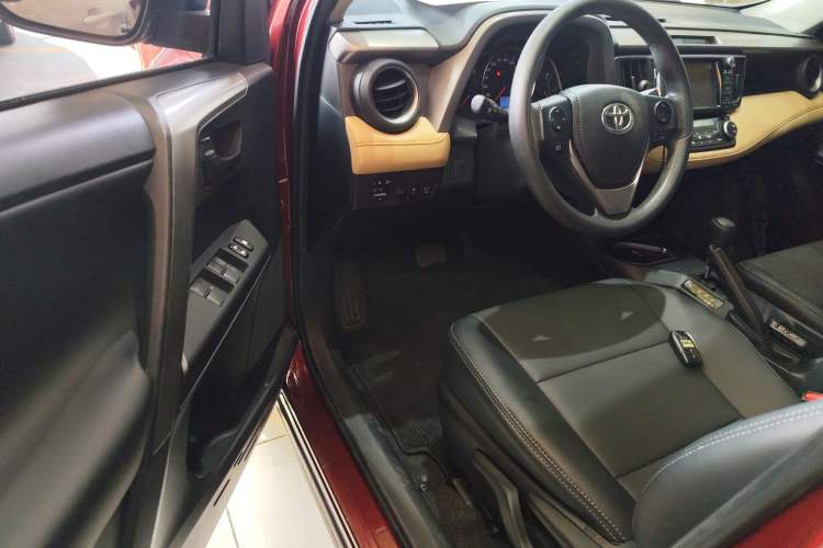 Used Toyota RAV4 2016 2.0L CVT Two-Wheel Drive Fashion Edition China V Standard Interior 3