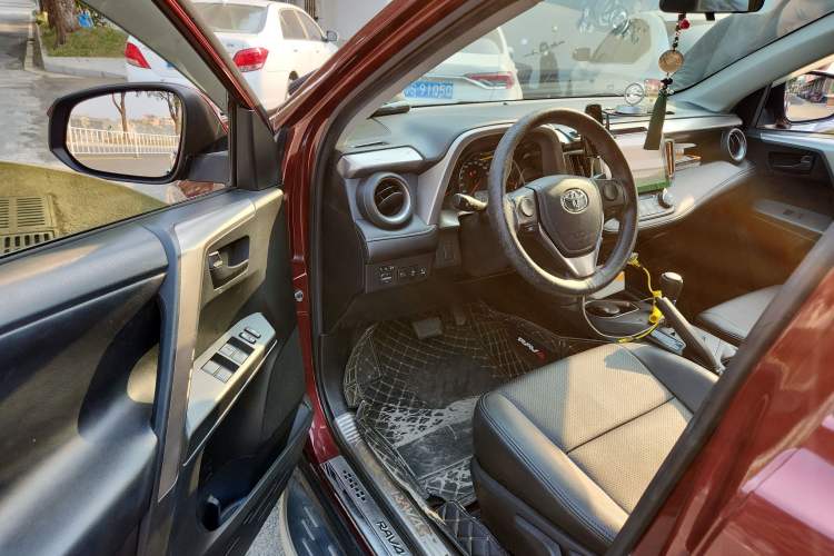 Used Toyota RAV4 2016 2.0L CVT Two-Wheel Drive Fashion Edition China V Standard Interior 3
