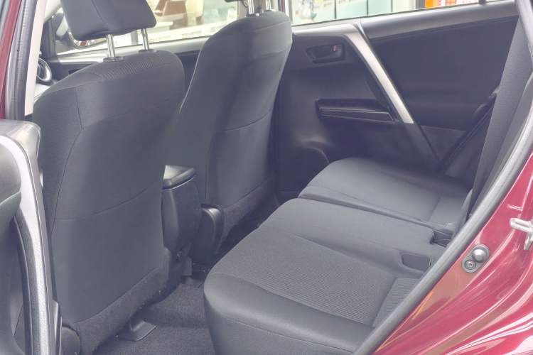 Used Toyota RAV4 2016 2.0L CVT Two-Wheel Drive Comfort Edition China V Standard Interior 3