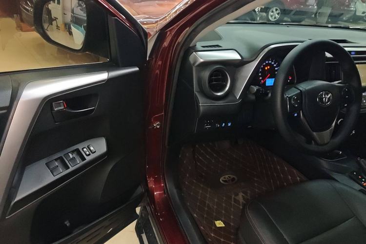 Used Toyota RAV4 2016 2.0L CVT Two-Wheel Drive Fashion Edition China V Standard Interior 3