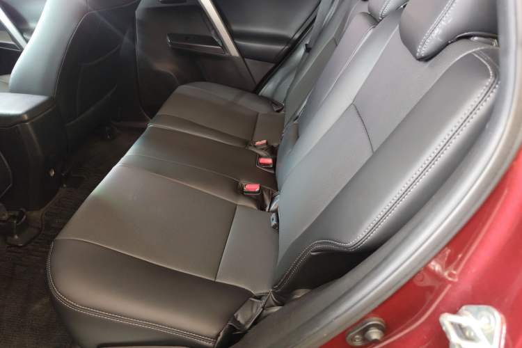 Used Toyota RAV4 2016 2.0L CVT Two-Wheel Drive Fashion Edition China V Standard Interior 4