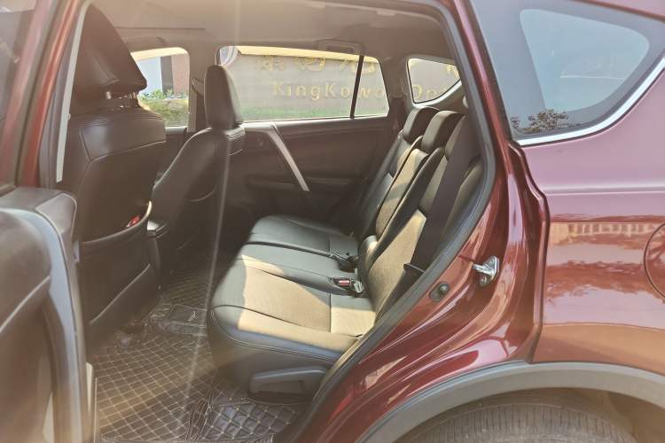 Used Toyota RAV4 2016 2.0L CVT Two-Wheel Drive Fashion Edition China V Standard Interior 4