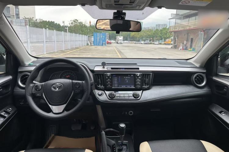 Used Toyota RAV4 2016 2.0L CVT Two-Wheel Drive Fashion Edition China V Standard Interior 4