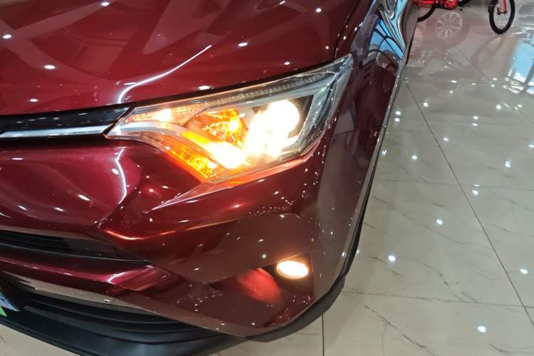 Used Toyota RAV4 2016 2.0L CVT Two-Wheel Drive Fashion Edition China V Standard Left Front Headlight