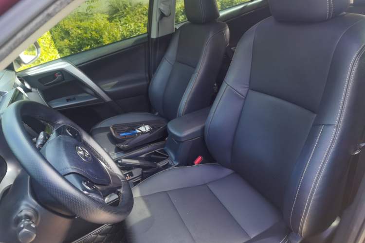 Used Toyota RAV4 2016 2.0L CVT Two-Wheel Drive Fashion Edition China V Standard Left Front Seat